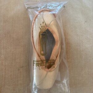 FREED POINTE SHOES SIZE 4E